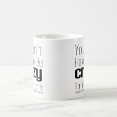 Man muss nicht verrückt sein, um hier zu arbeiten kaffeetasse (Mittel)