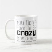 Man muss nicht verrückt sein, um hier zu arbeiten kaffeetasse (Links)