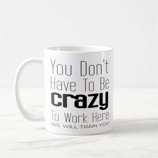 Man muss nicht verrückt sein, um hier zu arbeiten kaffeetasse (Links)