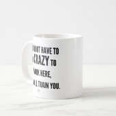 Man muss nicht verrückt sein, um hier zu arbeiten kaffeetasse (Vorderseite Links)