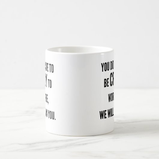 Man muss nicht verrückt sein, um hier zu arbeiten kaffeetasse (Mittel)