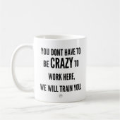 Man muss nicht verrückt sein, um hier zu arbeiten kaffeetasse (Links)