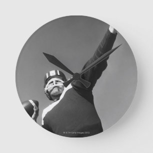 Man Playing Football 2 Runde Wanduhr