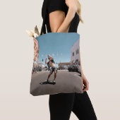 Man playing skateboard tasche (Von Nahem)