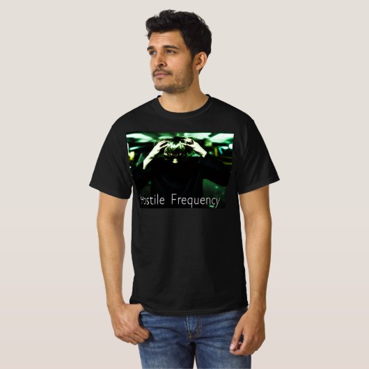 Man pulling his hair with hostile frequency below T-Shirt (Vorne ganz)