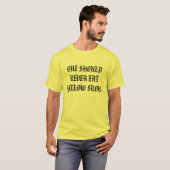 MAN SOLLTE GELBEN SCHNEE NIE ESSEN T-Shirt (Vorne ganz)