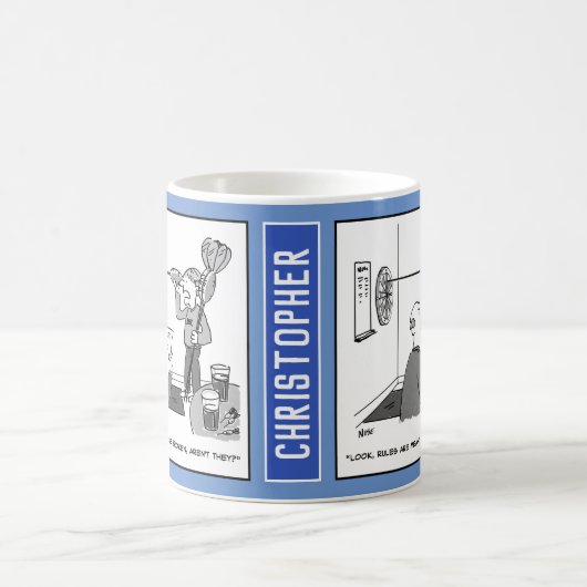 Man spielt Darts mit Oversized Darts. Kaffeetasse (Mittel)