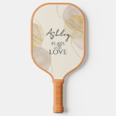 Man spielt mit Liebe, beige Buchstaben Pickleball Schläger (Vorderseite)