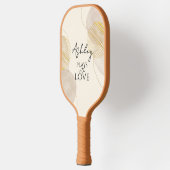 Man spielt mit Liebe, beige Buchstaben Pickleball Schläger (Links)