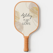 Man spielt mit Liebe, beige Buchstaben Pickleball Schläger (Rückseite)
