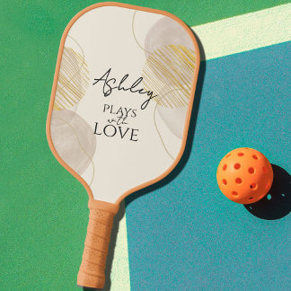Man spielt mit Liebe, beige Buchstaben Pickleball Schläger