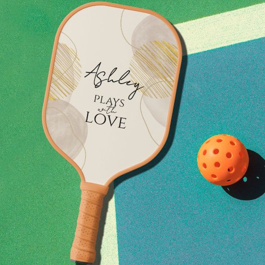 Man spielt mit Liebe, beige Buchstaben Pickleball Schläger