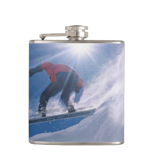 Man springt von einer großen Ecke auf einem Snowb Flachmann