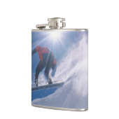 Man springt von einer großen Ecke auf einem Snowbo Flachmann (Links)
