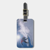 Man springt von einer großen Ecke auf einem Snowbo Gepäckanhänger (Vorderseite vertikal)