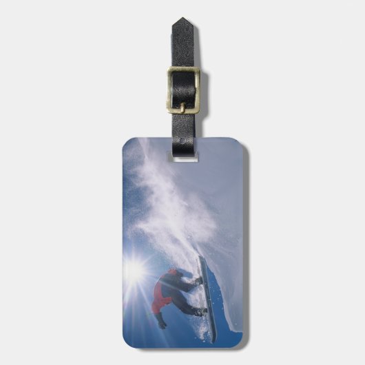 Man springt von einer großen Ecke auf einem Snowbo Gepäckanhänger (Vorderseite vertikal)