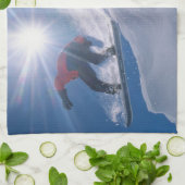 Man springt von einer großen Ecke auf einem Snowbo Geschirrtuch (Gefaltet)