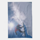 Man springt von einer großen Ecke auf einem Snowbo Geschirrtuch (Vertikal)