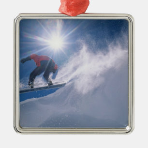 Man springt von einer großen Ecke auf einem Snowbo Ornament Aus Metall
