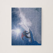 Man springt von einer großen Ecke auf einem Snowbo Puzzle (Vertikal)