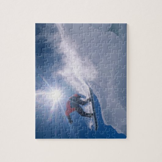 Man springt von einer großen Ecke auf einem Snowbo Puzzle (Vertikal)