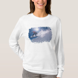 Man springt von einer großen Ecke auf einem Snowbo T-Shirt