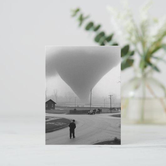 Man Staring in Tornado Postkarte (Stehend Vorderseite)