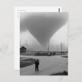 Man Staring in Tornado Postkarte (Vorne/Hinten)
