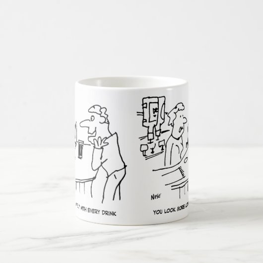 Man versucht Flatter Barmaid zu bringen Kaffeetasse (Mittel)