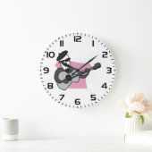 Man Wearing Beret Playing Acoustic Guitar Große Wanduhr (Zuhause)