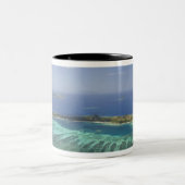 Mana Island und Korallenriff, Mamanuca Inseln Zweifarbige Tasse (Mittel)