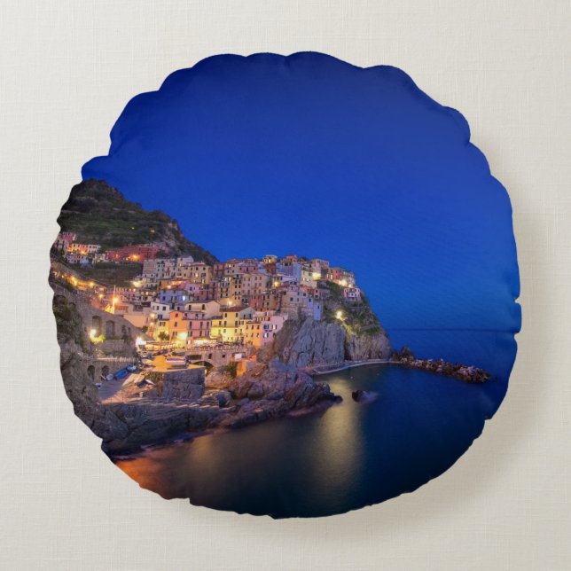 Manarola Stadt im Cinque Terre im Abend Rundes Kissen (Vorderseite)