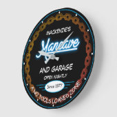 Mancade und Garage Name Dattelkette Blau auf schwa Große Wanduhr (Winkel)