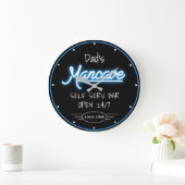 Mancave Neon Blue Script Vater, beliebiges Name Ba Große Wanduhr (Zuhause)