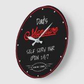 Mancave Red Script Dad's Any Name Black Bar Große Wanduhr (Winkel)