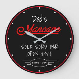 Mancave Red Script Dad's Any Name Black Bar Große Wanduhr