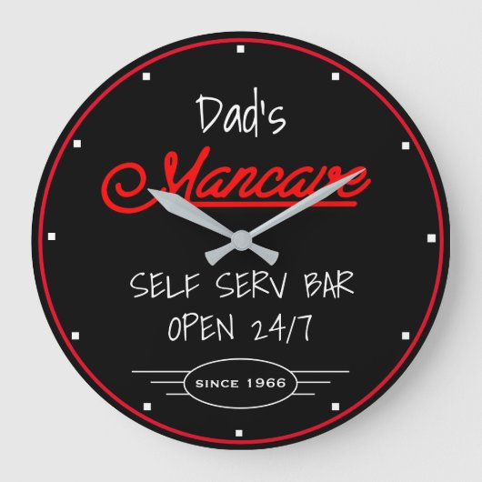 Mancave Red Script Dad's Any Name Black Bar Große Wanduhr (Vorderseite)