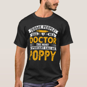 Manche nennen mich eine Doktor POPPY T-Shirt