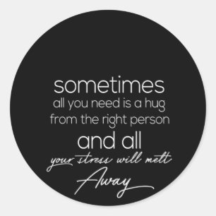 manchmal brauchen wir nur einen Umarmer von rechts Runder Aufkleber