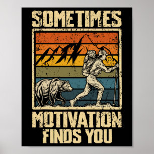 Manchmal findet Motivation dich beim Wandern mit B Poster