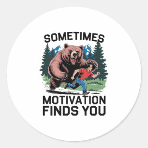 Manchmal findet Motivation dich lustig Sprichwort  Runder Aufkleber