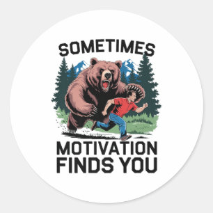 Manchmal findet Motivation dich lustig Sprichwort  Runder Aufkleber