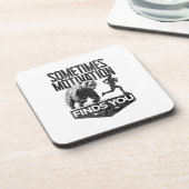 Manchmal findet Motivation einen lustigen Laufmoti Getränkeuntersetzer (Linke Seite)