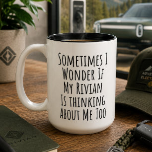 Manchmal frage ich mich, ob mein Rivian auch an mi Zweifarbige Tasse