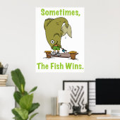 Manchmal gewinnt der Fisch Poster (Heimbüro)