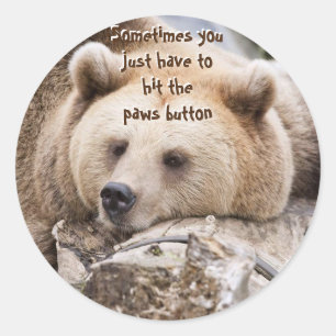 "Manchmal muss man nur auf den Pfosten-Knopf drück Runder Aufkleber