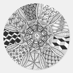 Mandala, der in Schwarzweiss zeichnet Runder Aufkleber