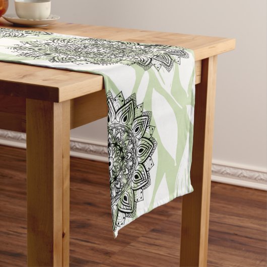 Mandala Leaves: Nature's Harmony Table Runner Großer Tischläufer (Beispiel)