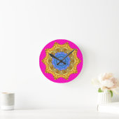 Mandala Magic Blue & Gold auf Fuchsia Runde Wanduhr (Zuhause)