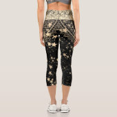 Mandala mit Gold Stars auf schwarz bezaubern Capri Leggings (Rückseite)